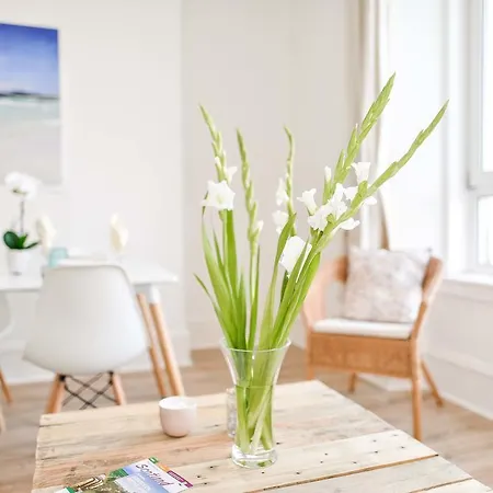Modern Central Apartment Aberdeen Room photo